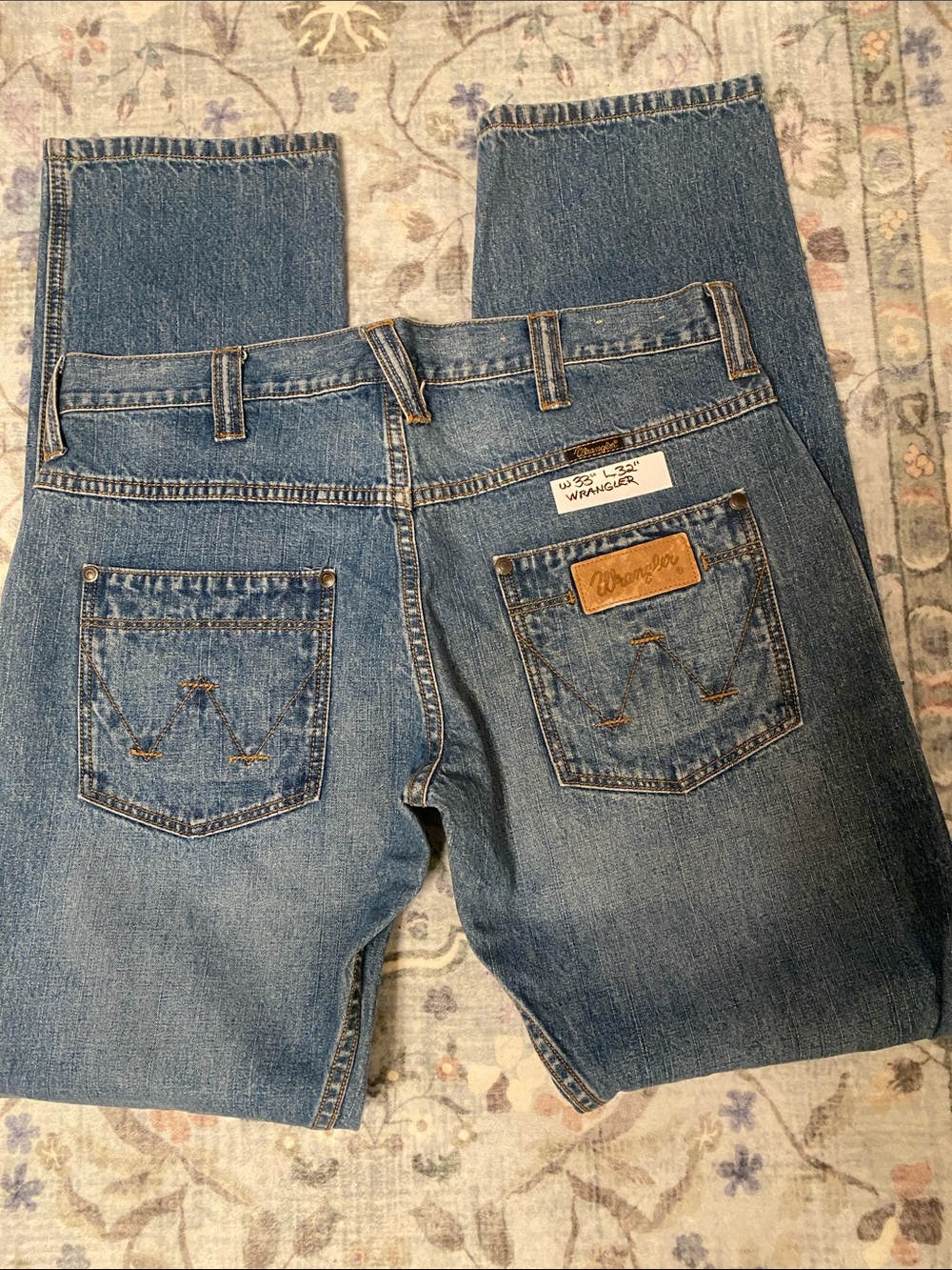 Men’s wrangler jeans, loose straight, 33”x32”
Medium rinse no distressing